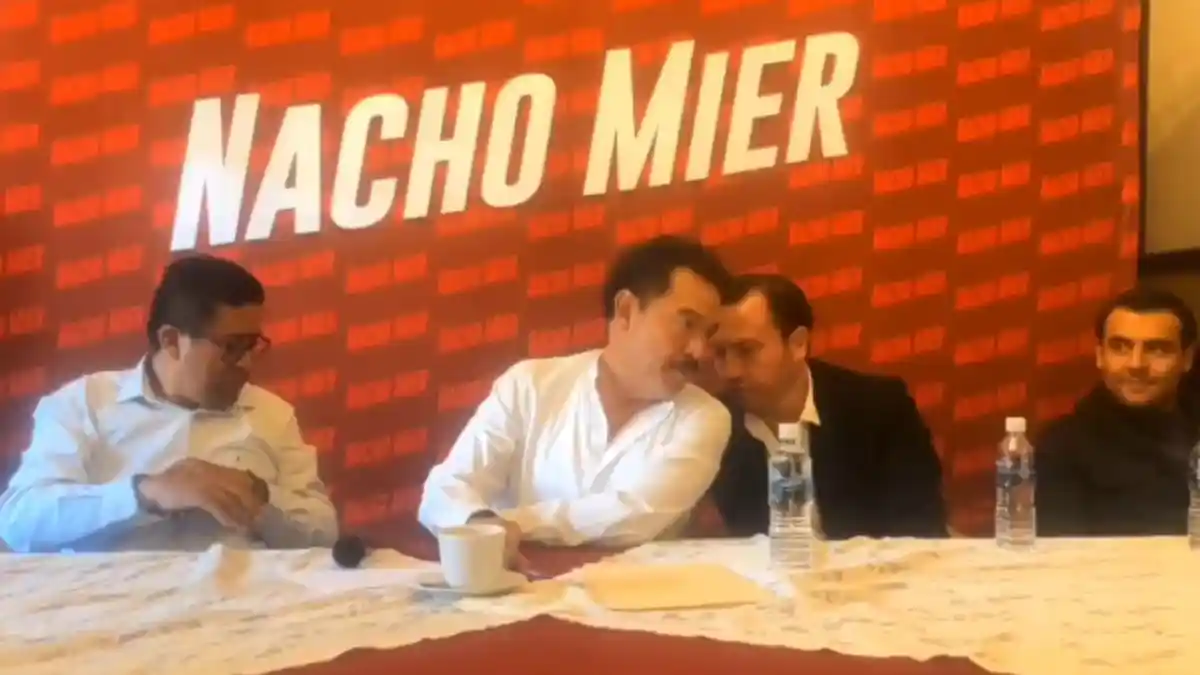 Con su hijo diputado a un lado, Nacho Mier dice que hay que castigar el nepotismo.
