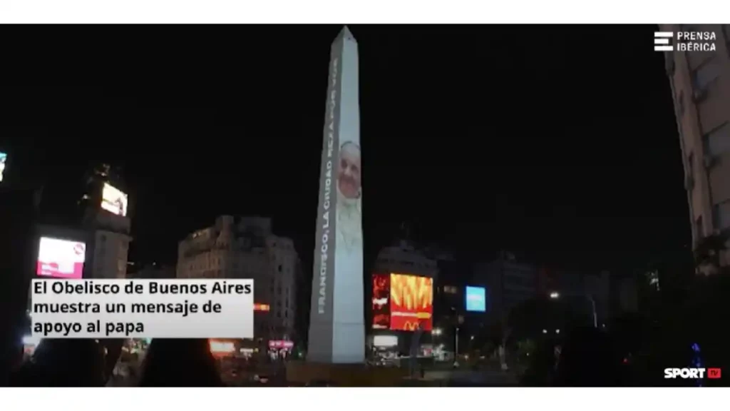 Imagen del Pontífice argentino proyectada en el obelisco de Buenos Aires.