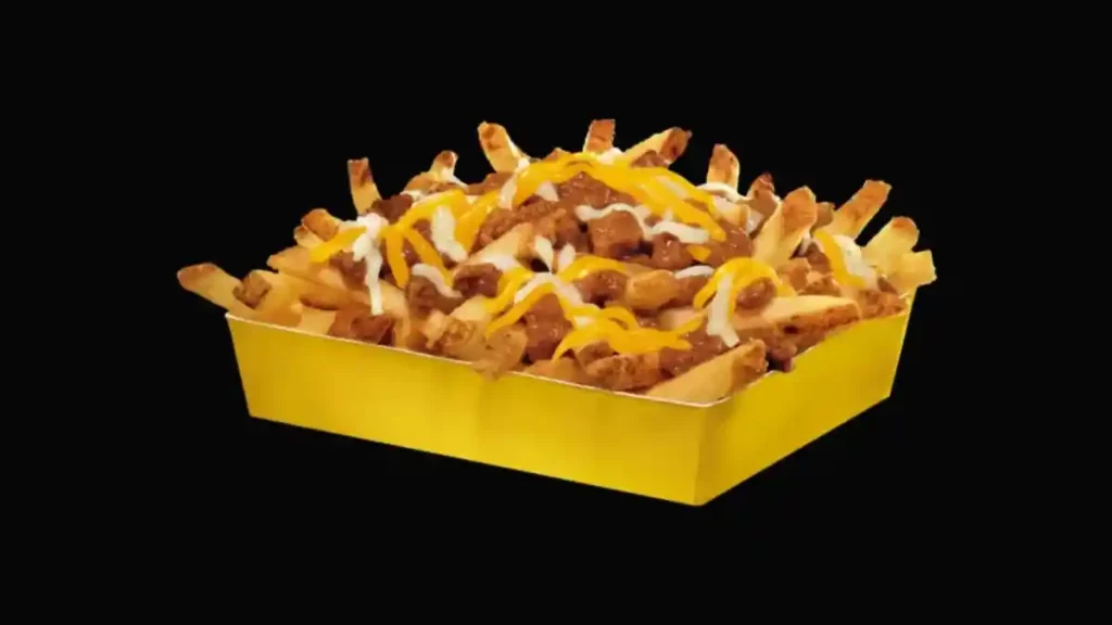 Orden de papas a la francesa con chili y queso Jack y cheddar.