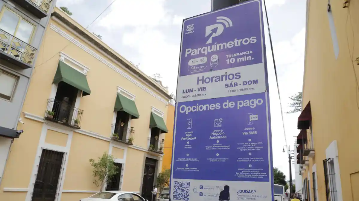 Señaletica del programa de Parquímetros en el Centro Histórico de Puebla, que volverán a operar en abril.