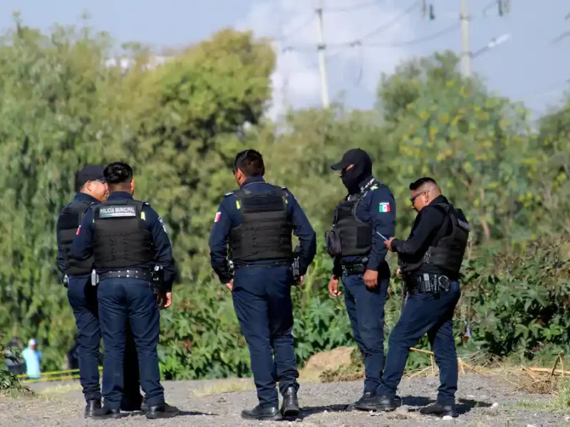 Policiías resguardando la zona donde localizaron el cuerpo de una mujer en la autopista Puebla-Orizaba.