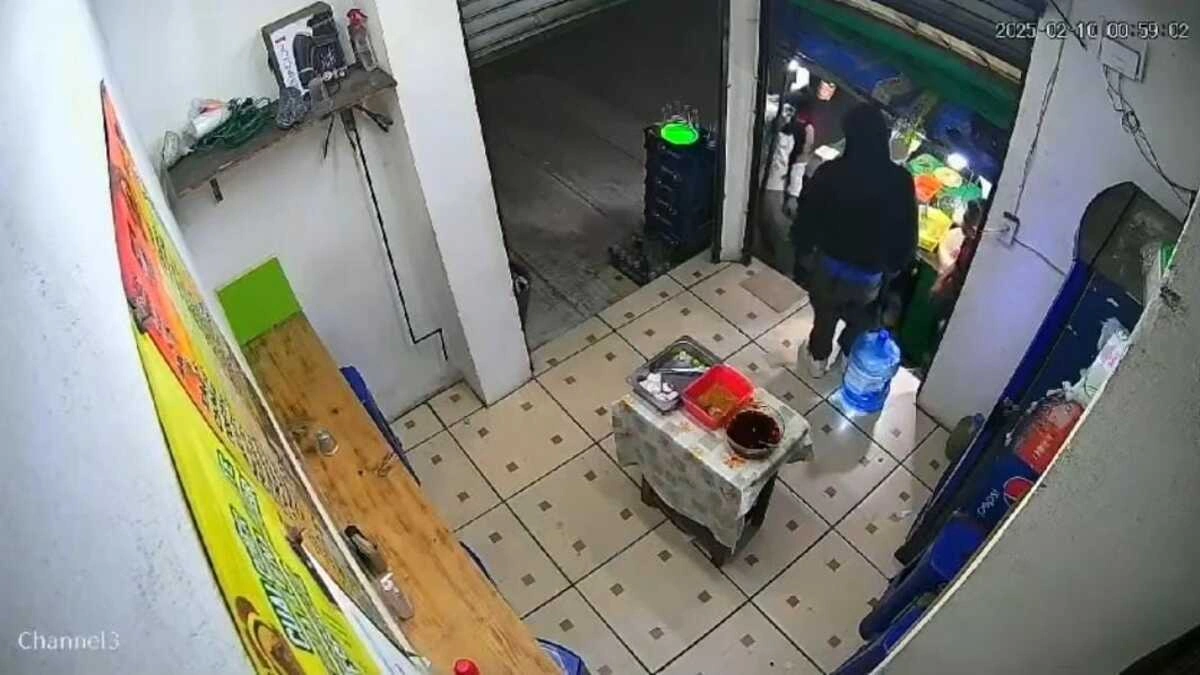 VIDEO: Asaltan la taquería “El Rey del Asador” en San Francisco Totimehuacan