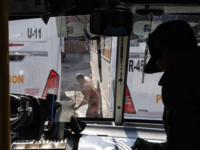 “Pinches rateros”: Pasajeros de la ruta 45A bajan a carteristas (VIDEO) 