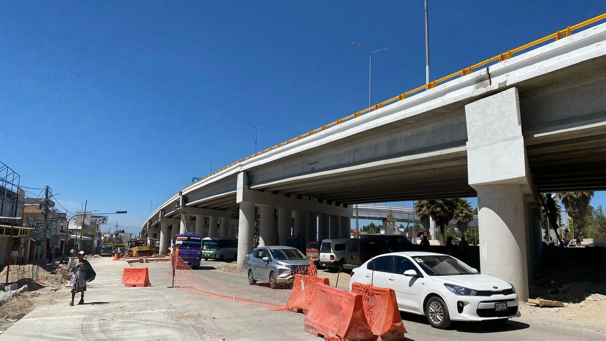 Caos en el Distribuidor Ejército de Oriente: no hay retornos, ni cruces peatonales 