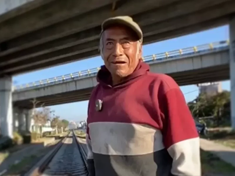 Don Pedro denuncia que habitantes de Momoxpan lo quieren correr por pastorear a sus animales