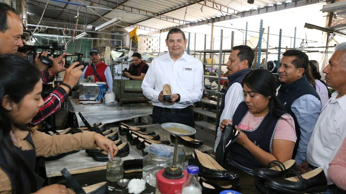 Armenta instalará 3 fábricas de calzado para producir zapatos escolares  