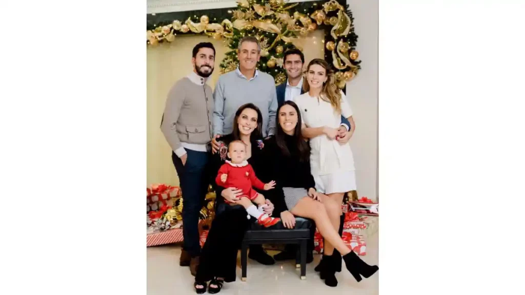 Pepe Chedraui acompañado de su esposa e hijos.