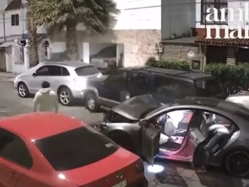 VIDEO: Jóvenes chocan contra tres vehículos estacionados en Camino Real La Hacienda 