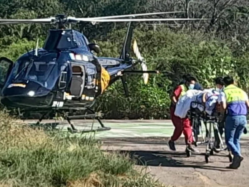 Realiza SUMA traslado aéreo de urgencia de Acatlán a Puebla de una mujer con preeclampsia severa