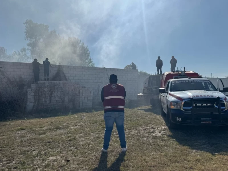 Impiden acceso a bomberos tras explosión en un predio de Santo Tomás Hueyotlipan