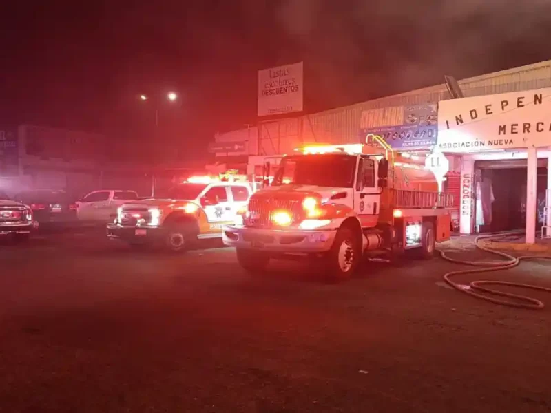 Bomberos controlando el incendio en el Mercado Independencia.