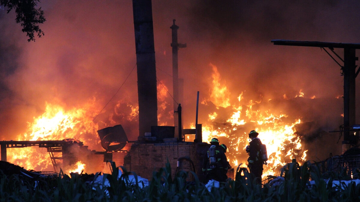 Voraz incendio consume recicladora en San Miguel Canoa