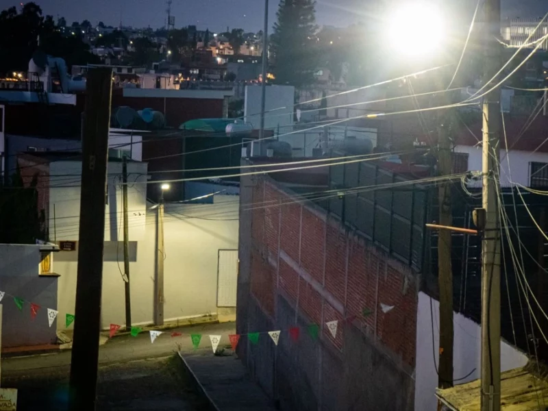 Cambian las luminarias en la zona de Los Fuertes  
