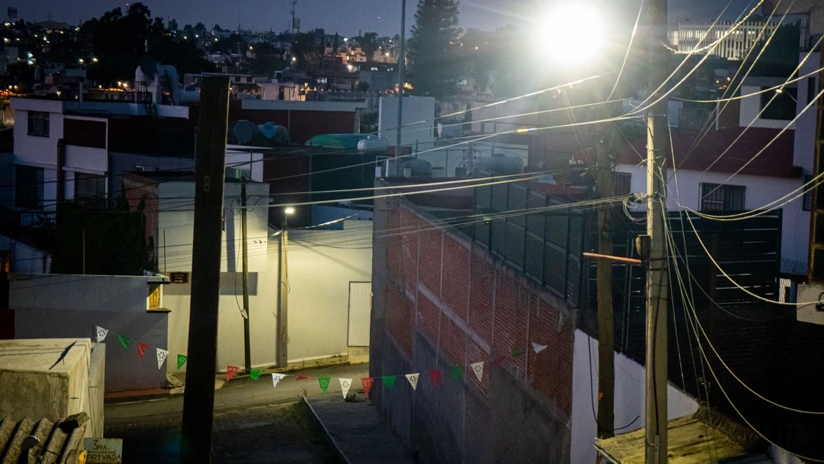 Cambian las luminarias en la zona de Los Fuertes  