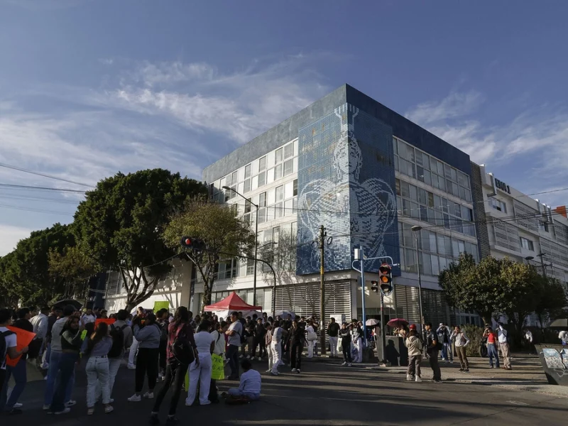 Estudiantes de Medicina de la BUAP entran en paro; establecen mesa de diálogo