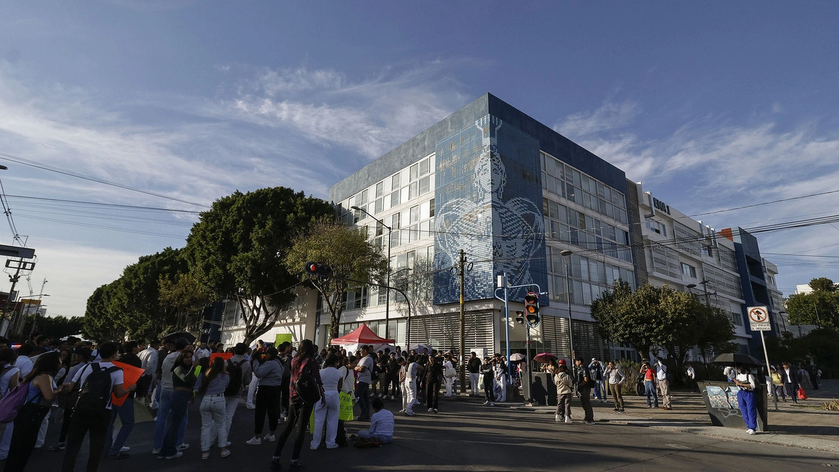 Estudiantes de Medicina de la BUAP entran en paro; establecen mesa de diálogo