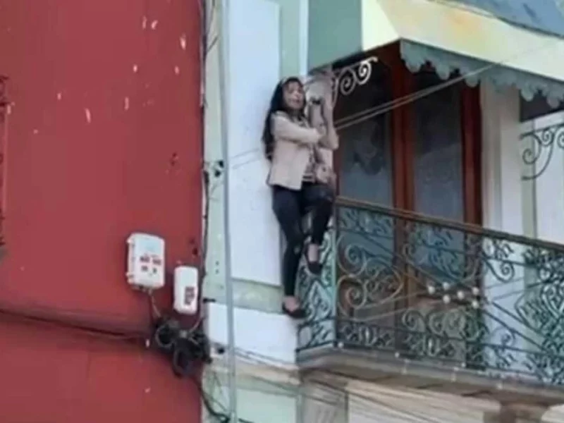 VIDEO: Mujer queda suspendida de barandal en el Centro Histórico de Puebla, ¿qué ocurrió?
