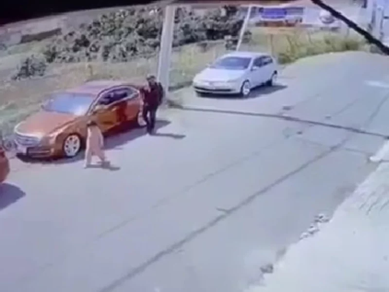 VIDEO: Delincuente roba autopartes mientras lo acompaña una niña en San Martín Texmelucan