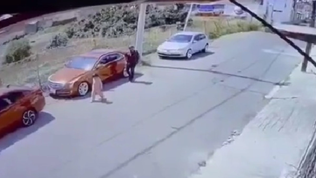 VIDEO: Delincuente roba autopartes mientras lo acompaña una niña en San Martín Texmelucan