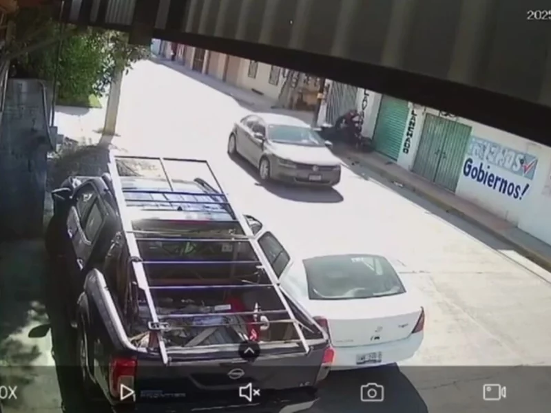 VIDEO: Buscan a conductora de Jetta por aventar a mujer motociclista en Cuautlancingo