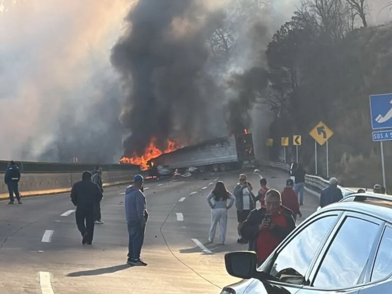 Incendio de pipa de gas provoca cierre total en la autopista México-Puebla  