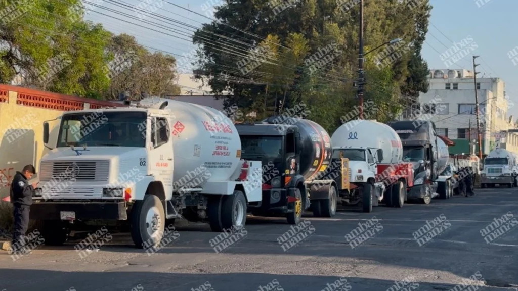 Tras el megaoperativo, las pipas las trasladaron de Tepeaca a la ciudad de Puebla.