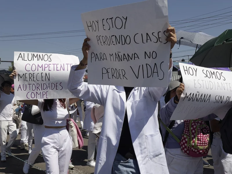 Más facultades se suman a protesta de estudiantes de Medicina de la BUAP  