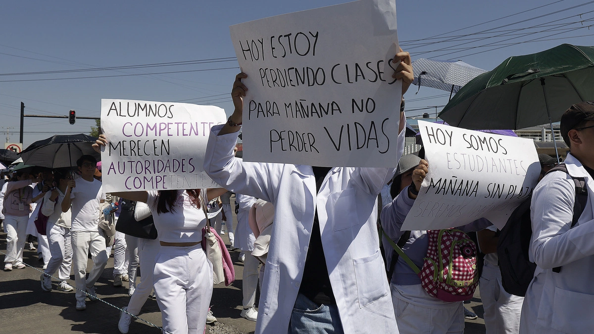 Más facultades se suman a protesta de estudiantes de Medicina de la BUAP  