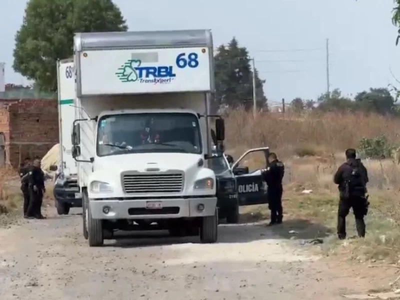 Policías estatales recuperan camión con reporte de robo en Coronango