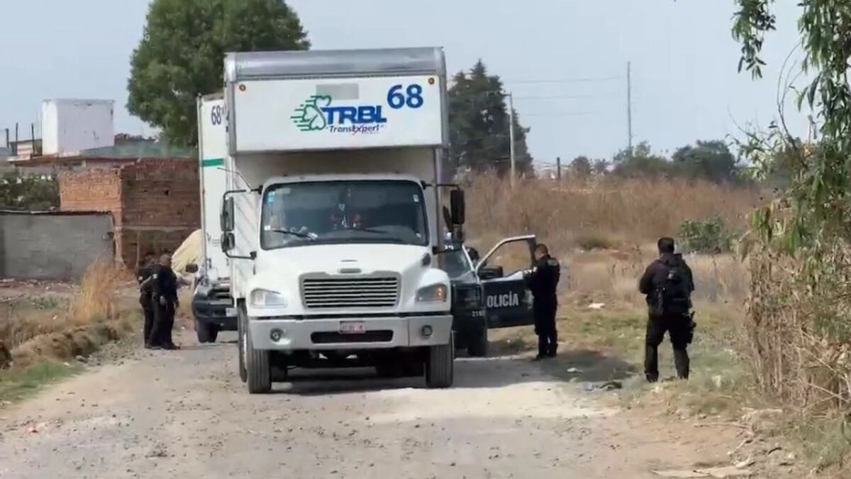 Policías estatales recuperan camión con reporte de robo en Coronango