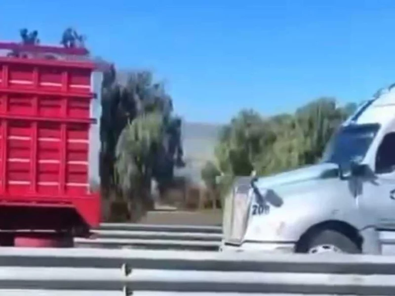 VIDEO: Conductor expone su vida para frustrar el robo de un tráiler en la Puebla-Orizaba 