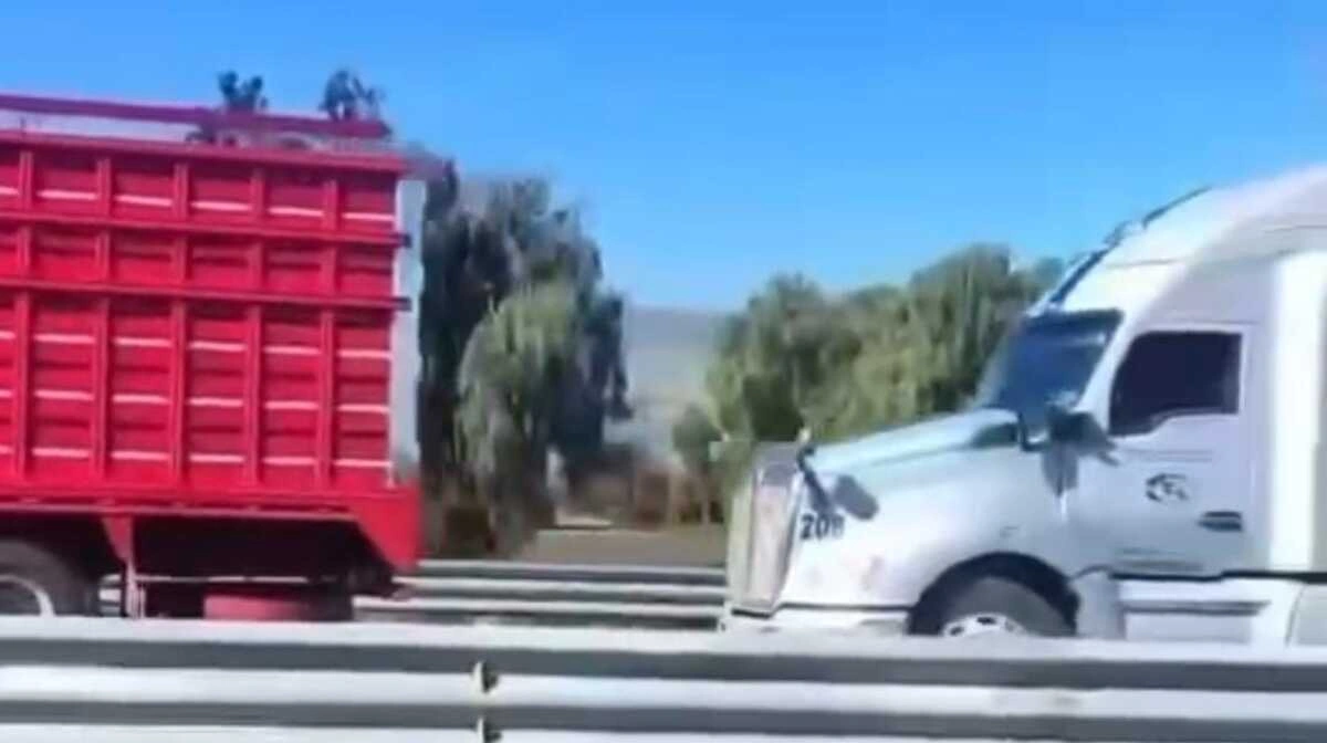 VIDEO: Conductor expone su vida para frustrar el robo de un tráiler en la Puebla-Orizaba 
