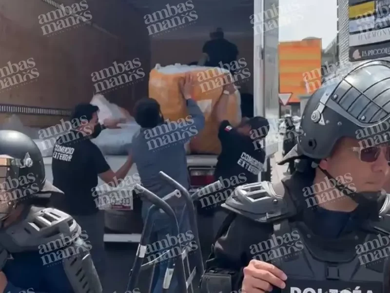 Comercio Exterior decomisa ropa en tienda china de Lomas de Angelópolis