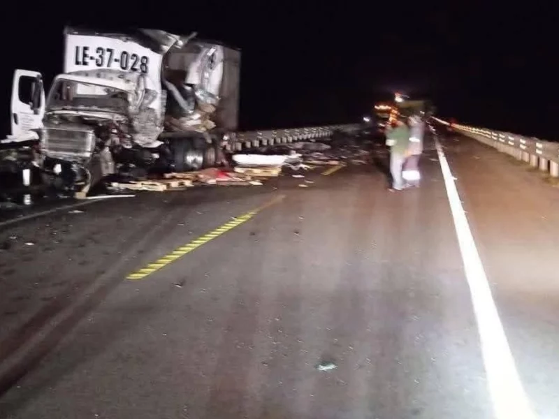 Un muerto y un herido deja choque de tráileres en la Amozoc-Perote