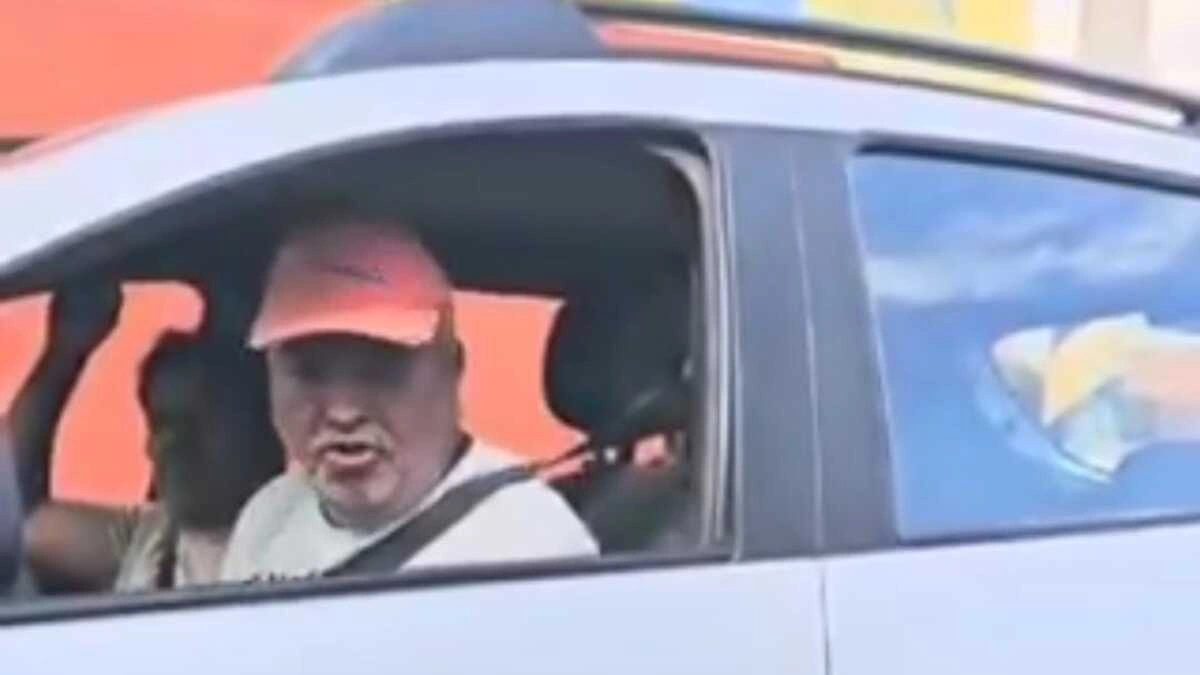 Conductor evidenciado por tirar basura no es coach de los Aztecas de la Udlap