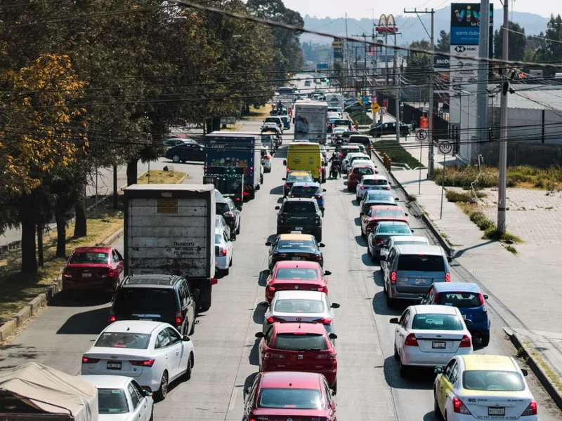 Poblanos pierden en el tráfico hasta 73 horas al año