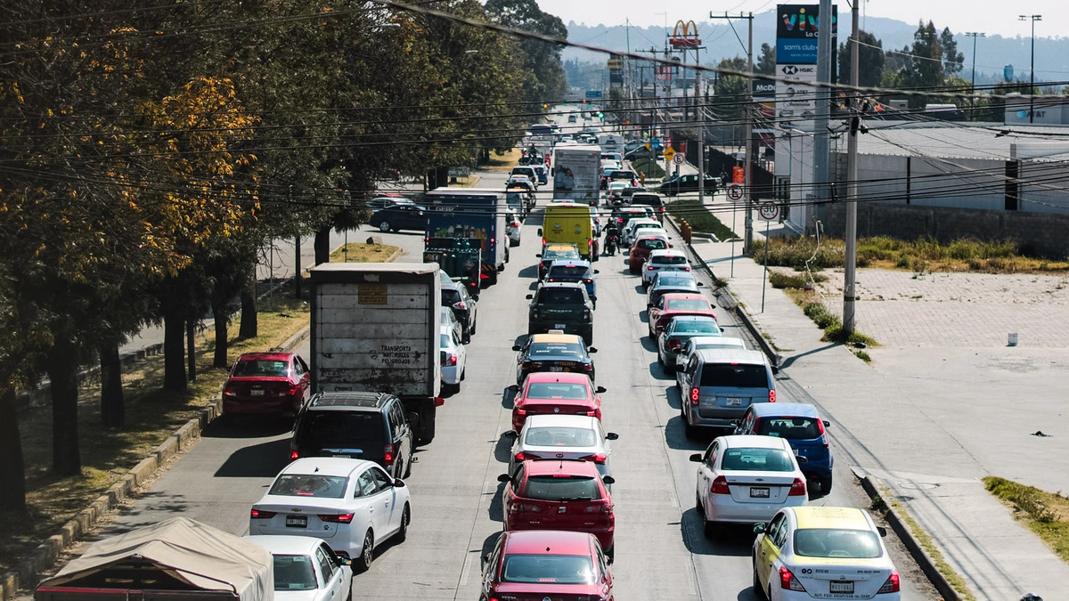 Poblanos pierden en el tráfico hasta 73 horas al año