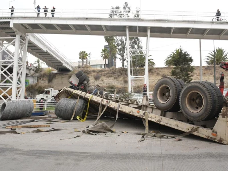 Tráiler que transportaba material para construcción vuelca en Periférico y destroza parte de la ciclopista