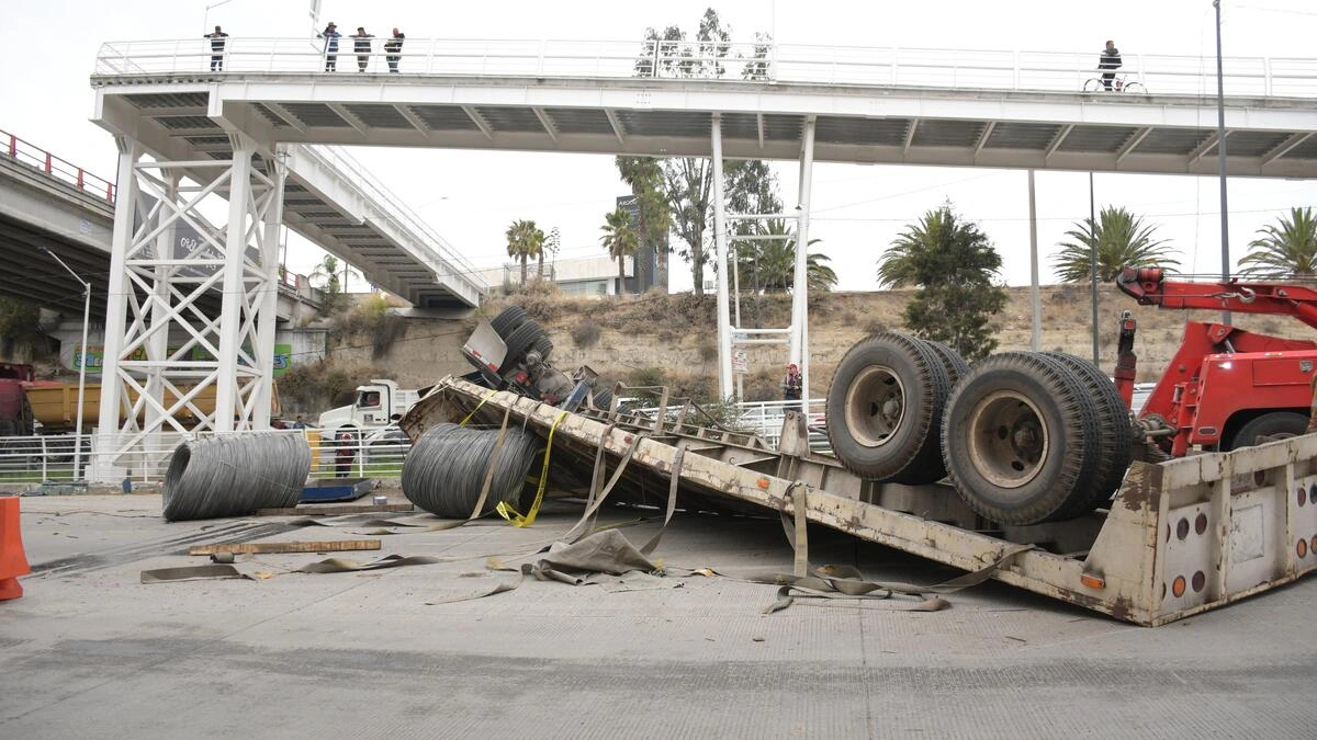 Tráiler que transportaba material para construcción vuelca en Periférico y destroza parte de la ciclopista