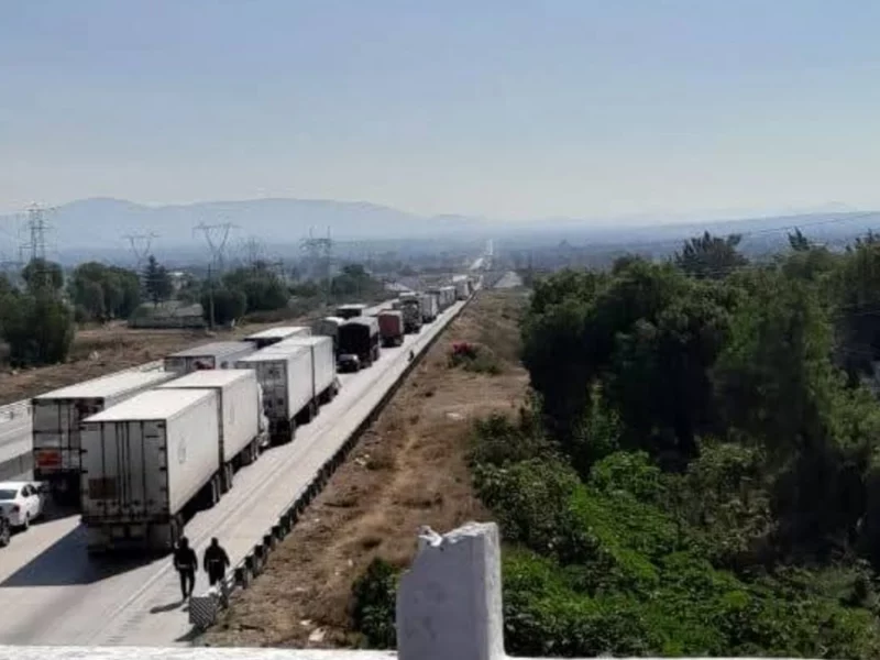 Volcadura de tráiler mantiene cerrada la autopista Puebla-Orizaba