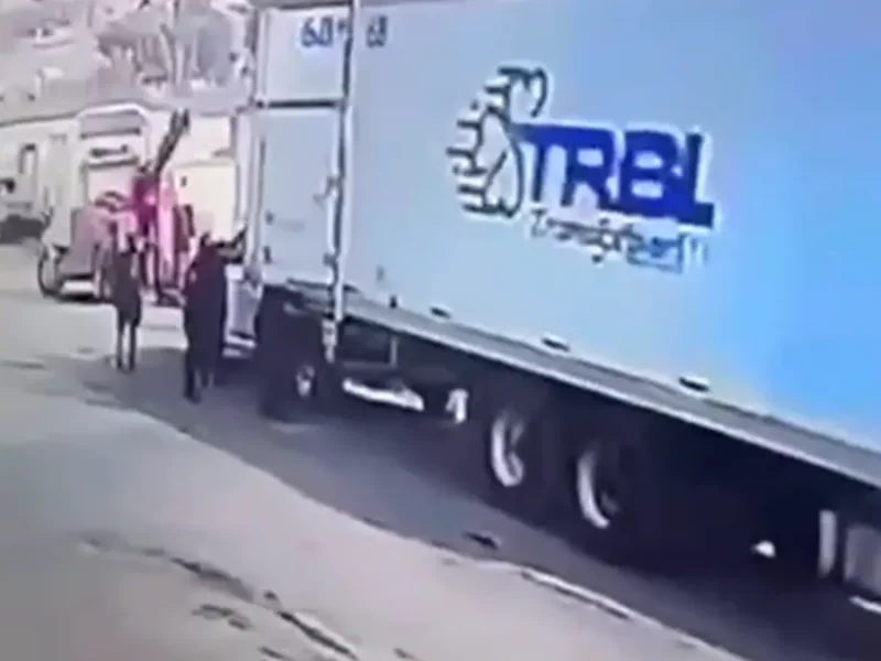 Investigan a policías estatales de Puebla por recuperar un tráiler robado y llevarse la mercancía