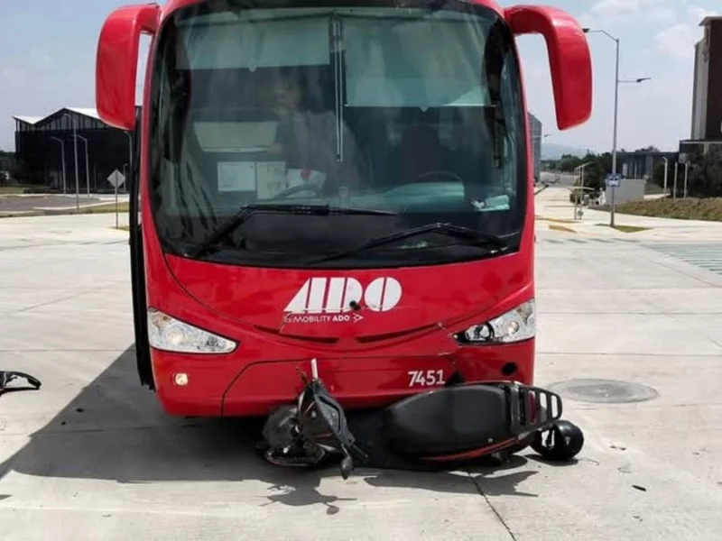 Autobús ADO arrolla a pareja de motociclistas en Ciudad Modelo; el hombre murió
