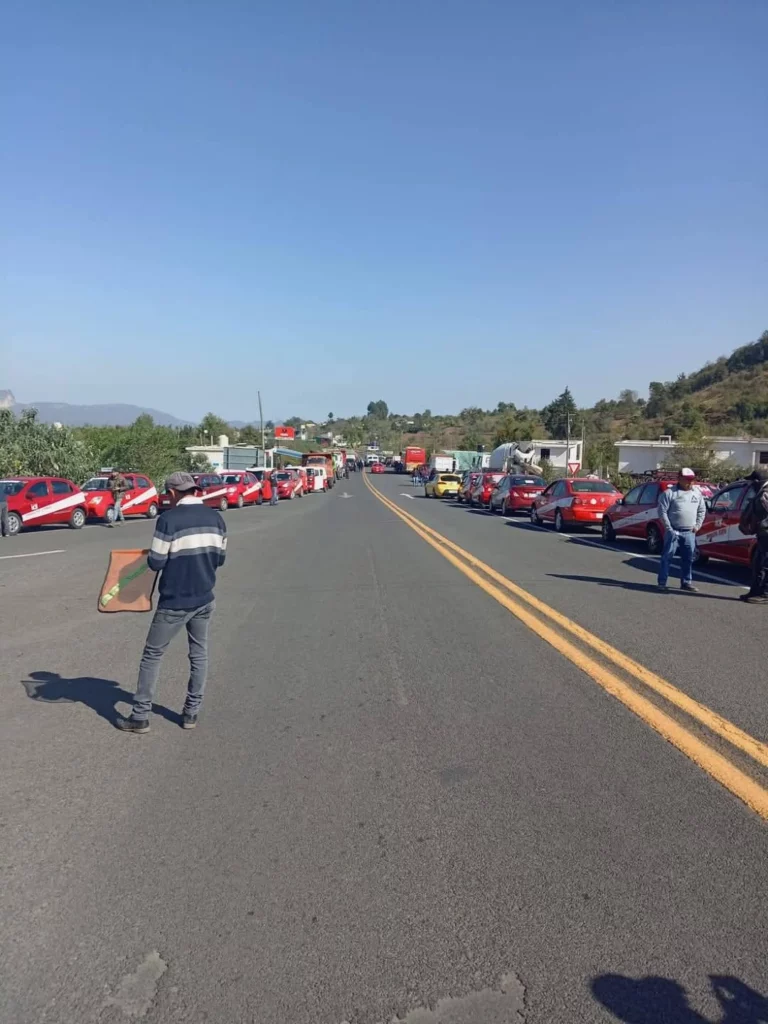 Como protesta por la llegada de la 28 de Octubre, comerciantes y taxistas del municipio de Atempan encabezaron mega manifestación la mañana de este lunes 10 de marzo.