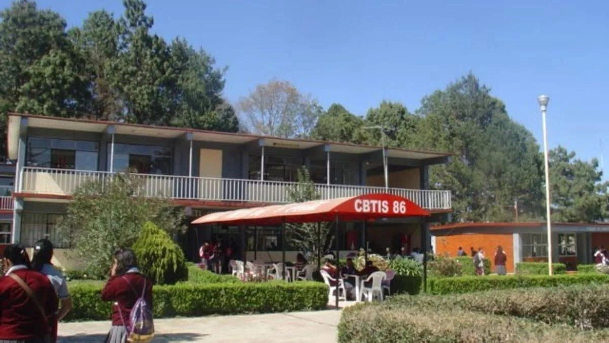 Evacúan el CBTis 86 de Huauchinango por reporte de un estudiante armado