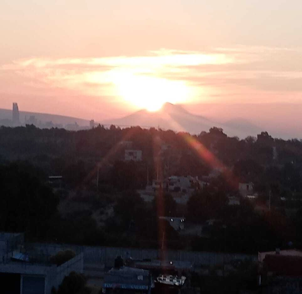 A los pocos días del equinoccio de primavera, se puede ver desde el templo de Cuautinchán como el sol entra por el Pico de Orizaba y se oculta en el Popocatépetl. 