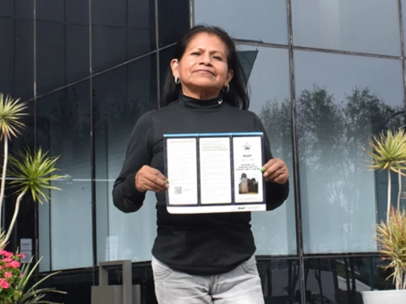 Con casi 60 años, Elena Gallegos concluye la licenciatura en Sociología en la BUAP