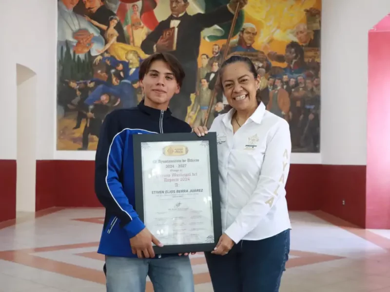 Ariadna Ayala entrega premio municipal del deporte a Elios Berra, destacando Taekwondista Atlixquense