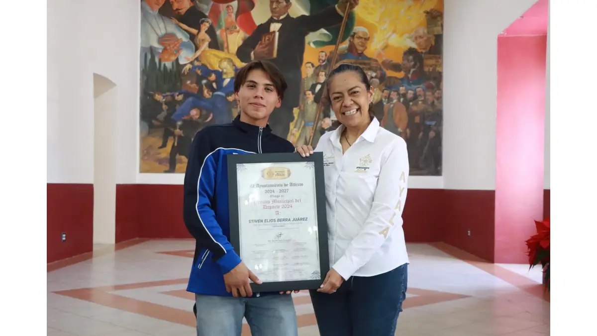 Ariadna Ayala entrega premio municipal del deporte a Elios Berra, destacando Taekwondista Atlixquense