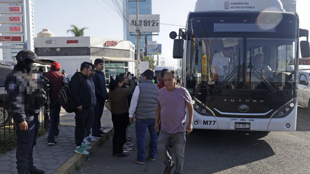 20 unidades de Grupo Oro transportan a pasajeros a Lomas de Angelópolis.