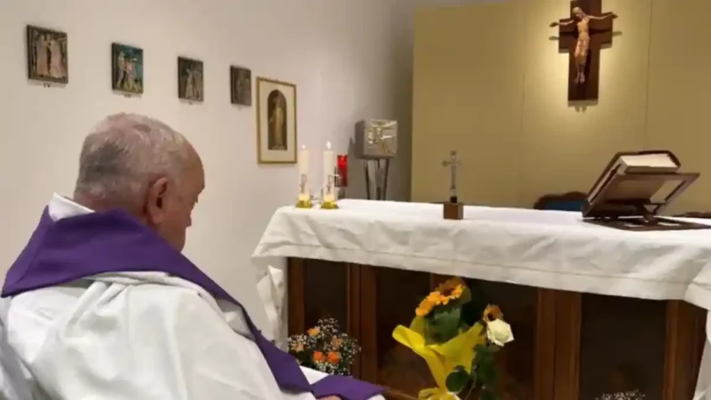 El papa Francisco orando en una capilla del Hospital Gmelli de Roma.